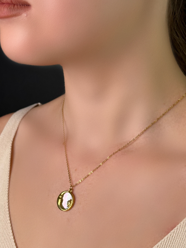 Nova Pendant Necklace in 18k Gold Plated Metal